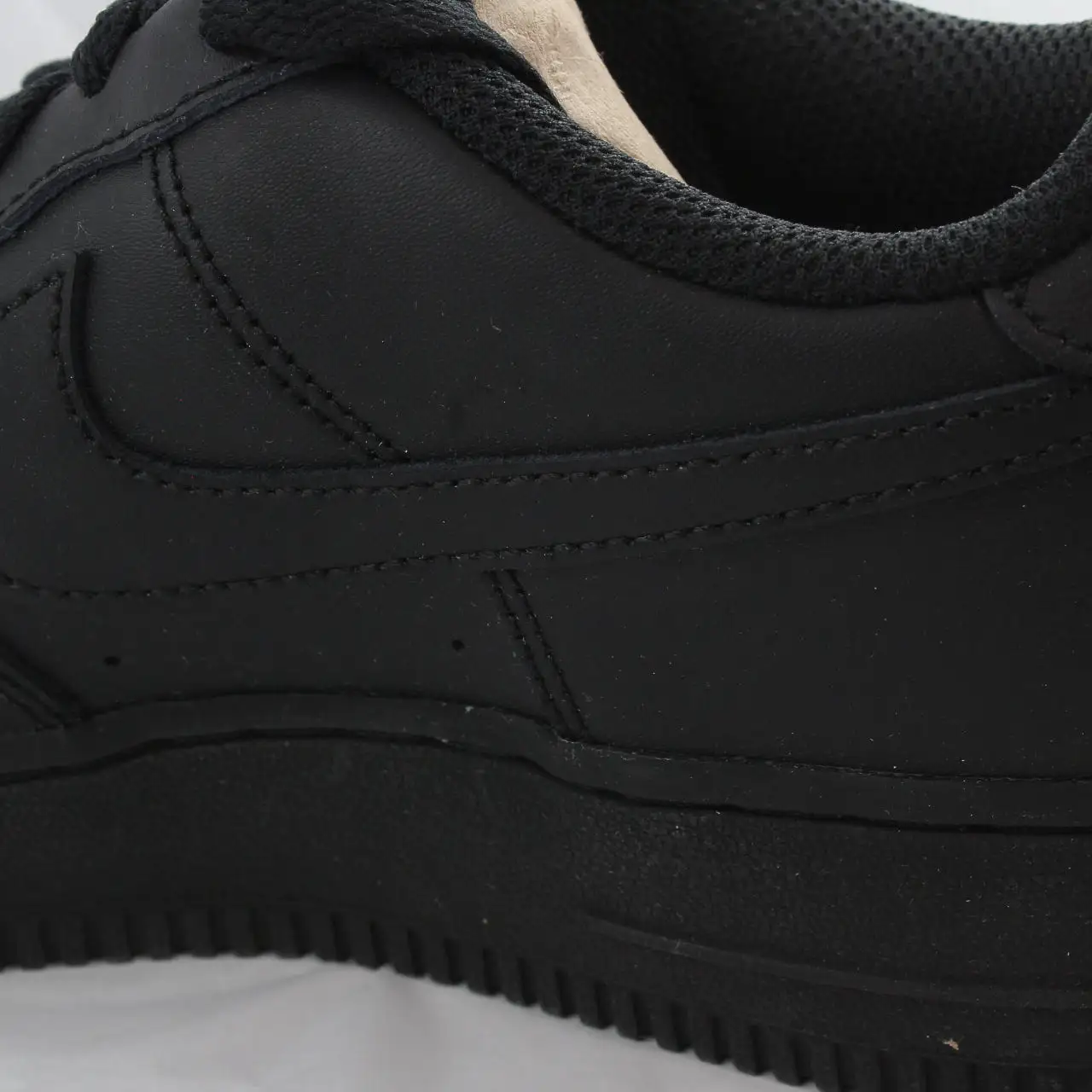 Nike Air Force 1 07 Black Trainers