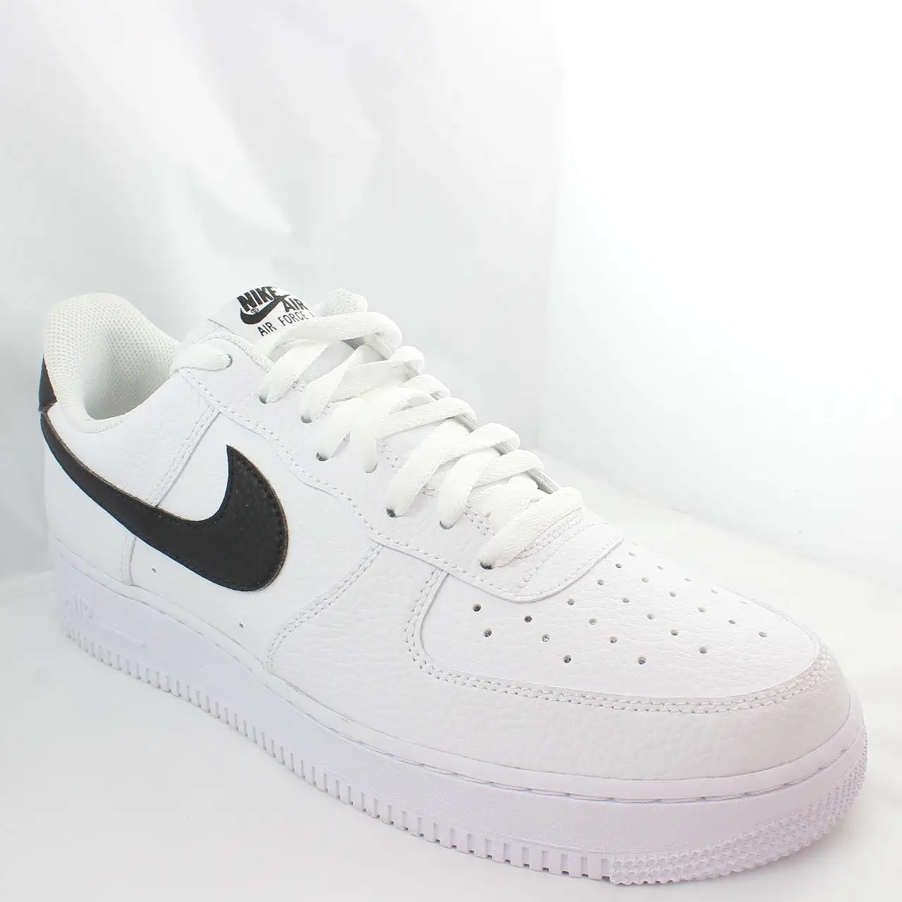 Nike Air Force 1 07 White Black Trainers